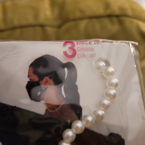 Beaded mask - Picture 1 of 3